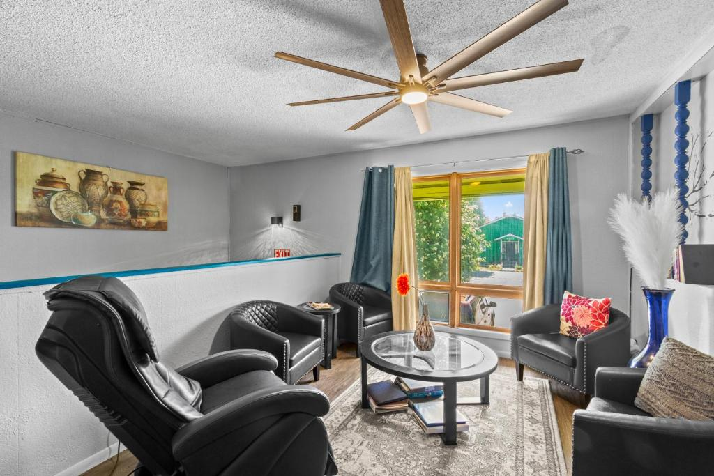Bedroom with blackout blinds, Budget Compact And Cozy (Yellow Room), 6th Avenue