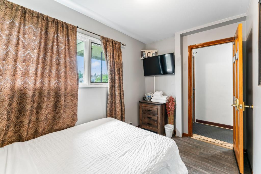 Lower-level private room, Compact But Cozy Too, East 16th Avenue
