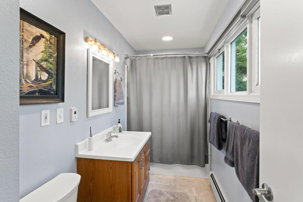Bathroom with walk-in shower, East 16th Avenue guest house