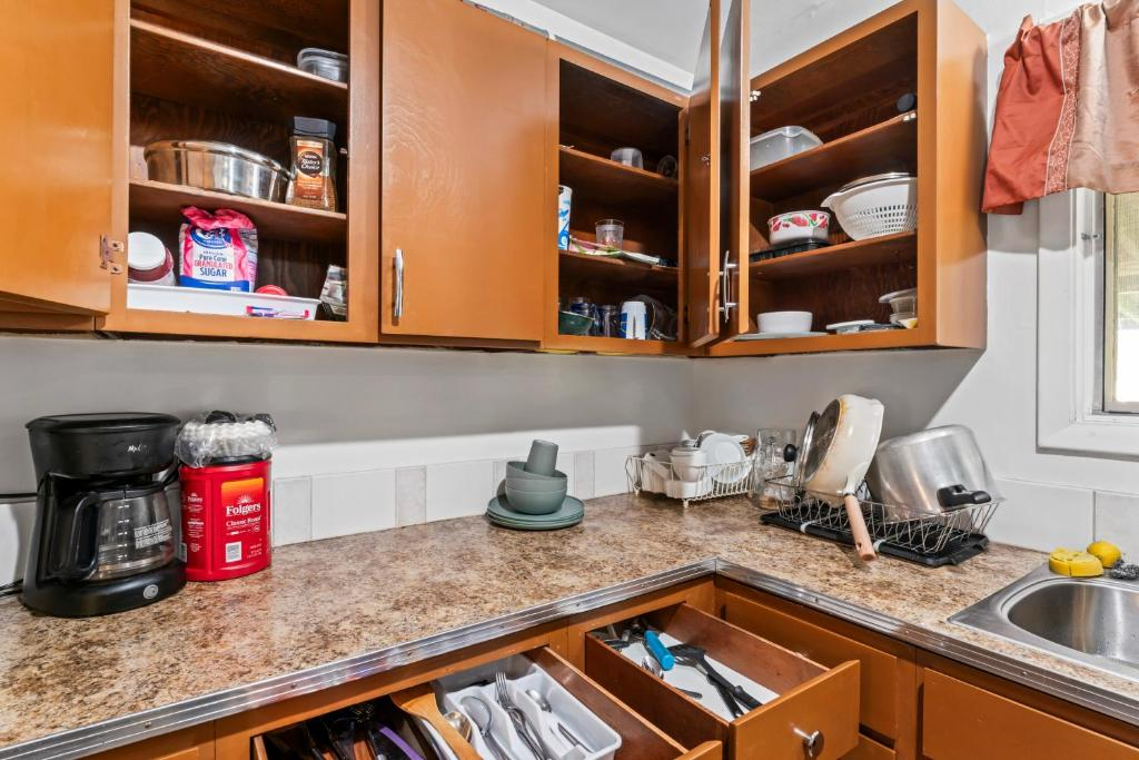 Shared laundry and kitchen area, Sunset Room, East 6th Avenue