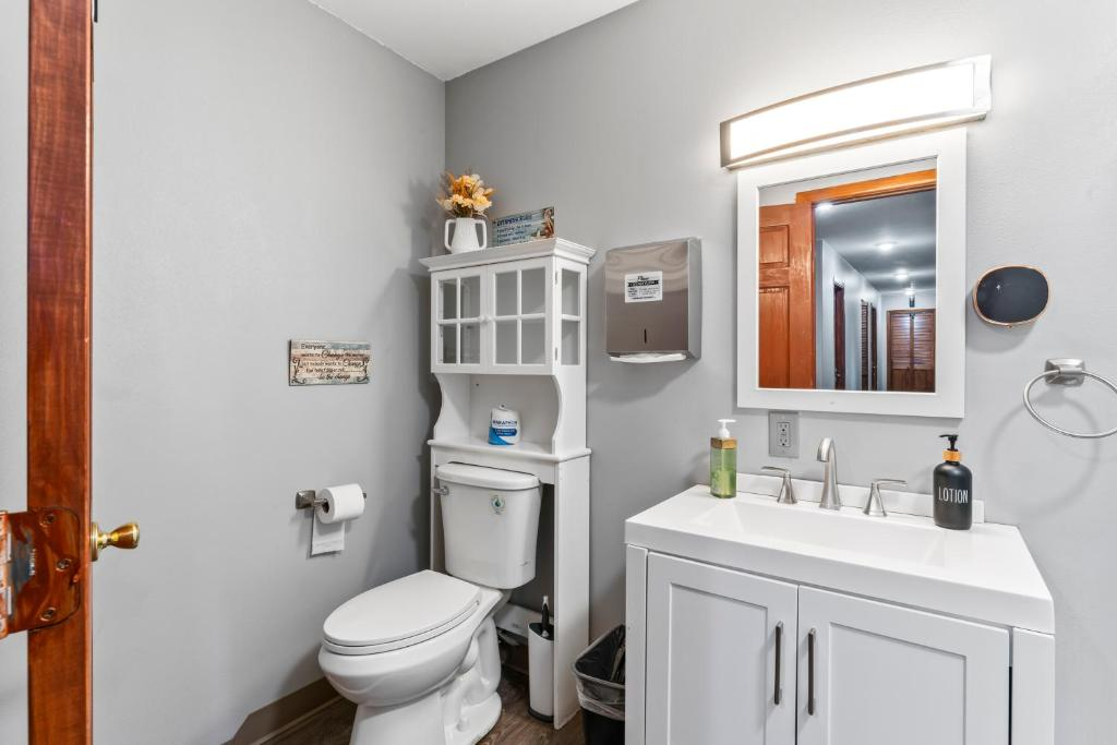 Shared bathroom, Shaligohomes On 16th Ave, Anchorage.