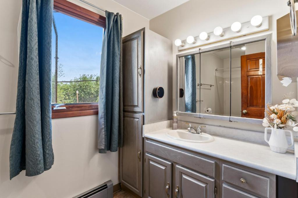 Shared bathroom, Shaligohomes On 16th Ave, Anchorage.