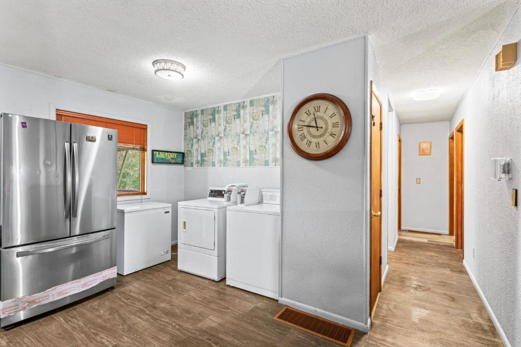 Shared kitchen, Simple And Orange Deluxe, East 6th Avenue