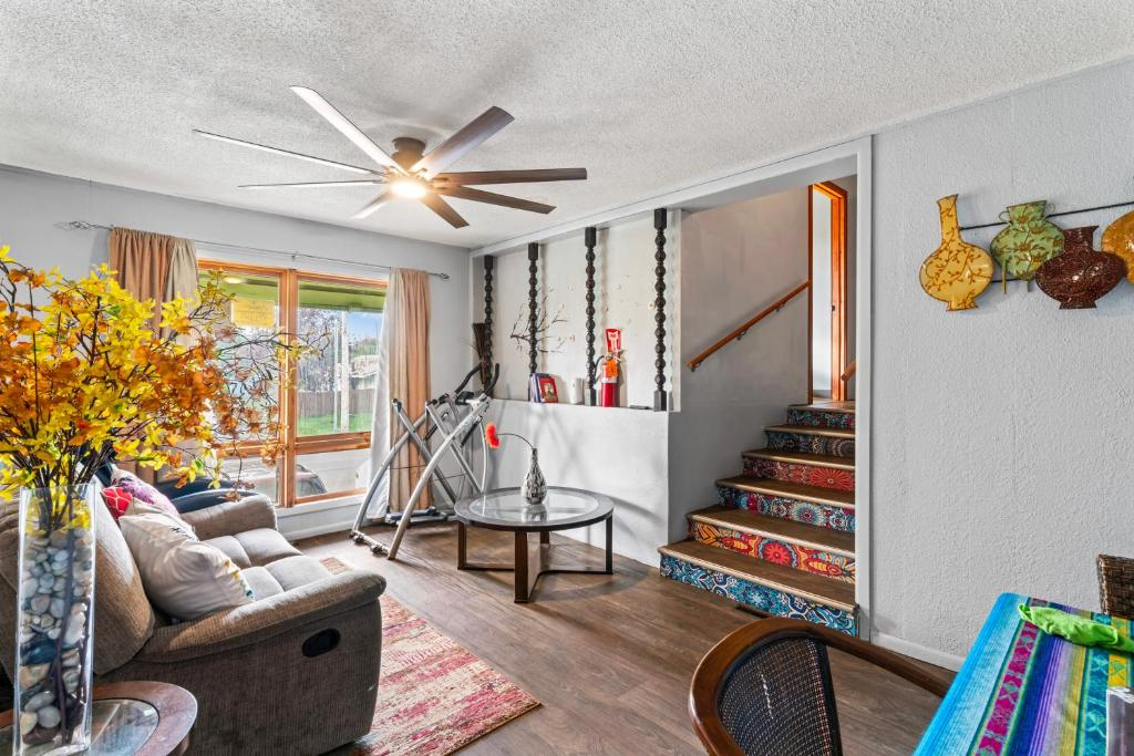Terrace and dining area, Simple And Orange Deluxe, Anchorage AK