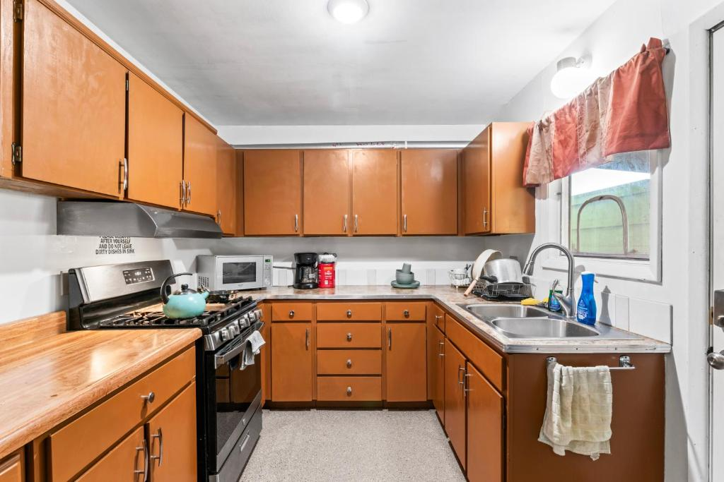 Shared kitchen, Simple And Orange Deluxe, East 6th Avenue
